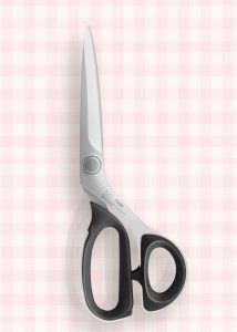 ciseaux KAI 7230 - La Série 7000 est constituée de ciseaux de couture professionnels de nouvelle génération. Les lames sont en acier inoxydable AUS8A (dureté 60,5±1,5 HRC) et ont une épaisseur de 3,7 mm - 4 mm. Les ciseaux présentent une élégante surface mate anti-réverbération et un dispositif de fixation "duplex interlock", qui ne se desserre pas facilement. Les vis sont traitées et trempées jusqu'à 45±1 HRC.
