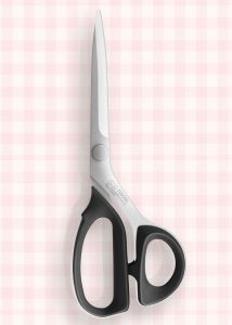 ciseaux KAI 7250 SL - La Série 7000 est constituée de ciseaux de couture professionnels de nouvelle génération. Les lames sont en acier inoxydable AUS8A (dureté 60,5±1,5 HRC) et ont une épaisseur de 3,7 mm - 4 mm. Les ciseaux présentent une élégante surface mate anti-réverbération et un dispositif de fixation "duplex interlock", qui ne se desserre pas facilement. Les vis sont traitées et trempées jusqu'à 45±1 HRC.