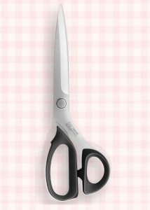 ciseaux japonais KAI 7280 SE - La Série 7000 est constituée de ciseaux de couture professionnels de nouvelle génération. Les lames sont en acier inoxydable AUS8A (dureté 60,5±1,5 HRC) et ont une épaisseur de 3,7 mm - 4 mm. Les ciseaux présentent une élégante surface mate anti-réverbération et un dispositif de fixation "duplex interlock", qui ne se desserre pas facilement. Les vis sont traitées et trempées jusqu'à 45±1 HRC.