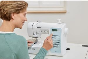 Couturière utilisant la machine à coudre Brother F40S