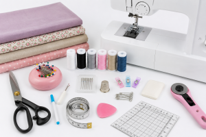 Accessoires de couture indispensables : ciseaux, aiguilles, épingles, mètre ruban, dé à coudre
